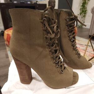 Steve Madden Freemee Booties - Oliver Green - Sz 8 - Open Toe Booties - Laced up